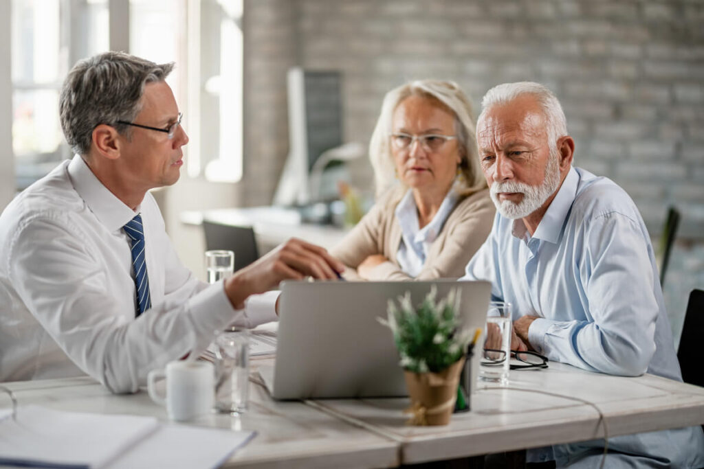 Consultation avec un conseiller en assurance pour ajuster les postes de remboursement d'une mutuelle senior.