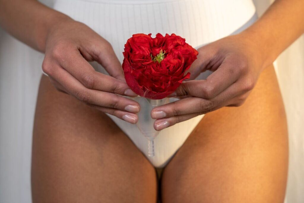 Présentation d'une culotte menstruelle comme alternative réutilisable aux serviettes et tampons jetables.