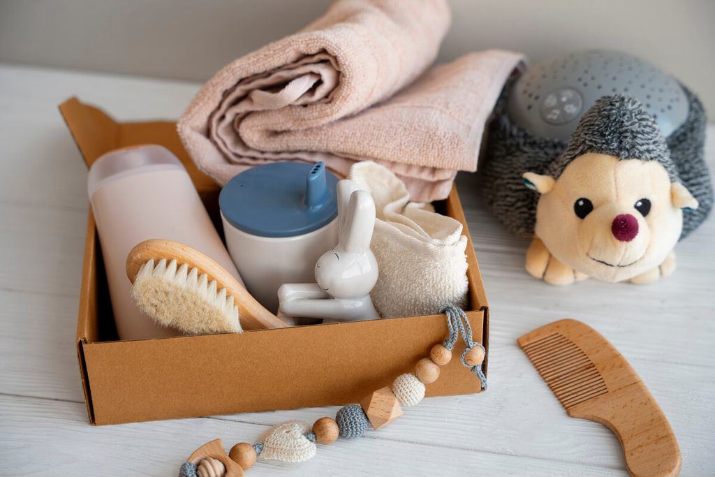 Espace à langer fonctionnel équipé de couches, produits d'hygiène et linge pour nouveau-né.