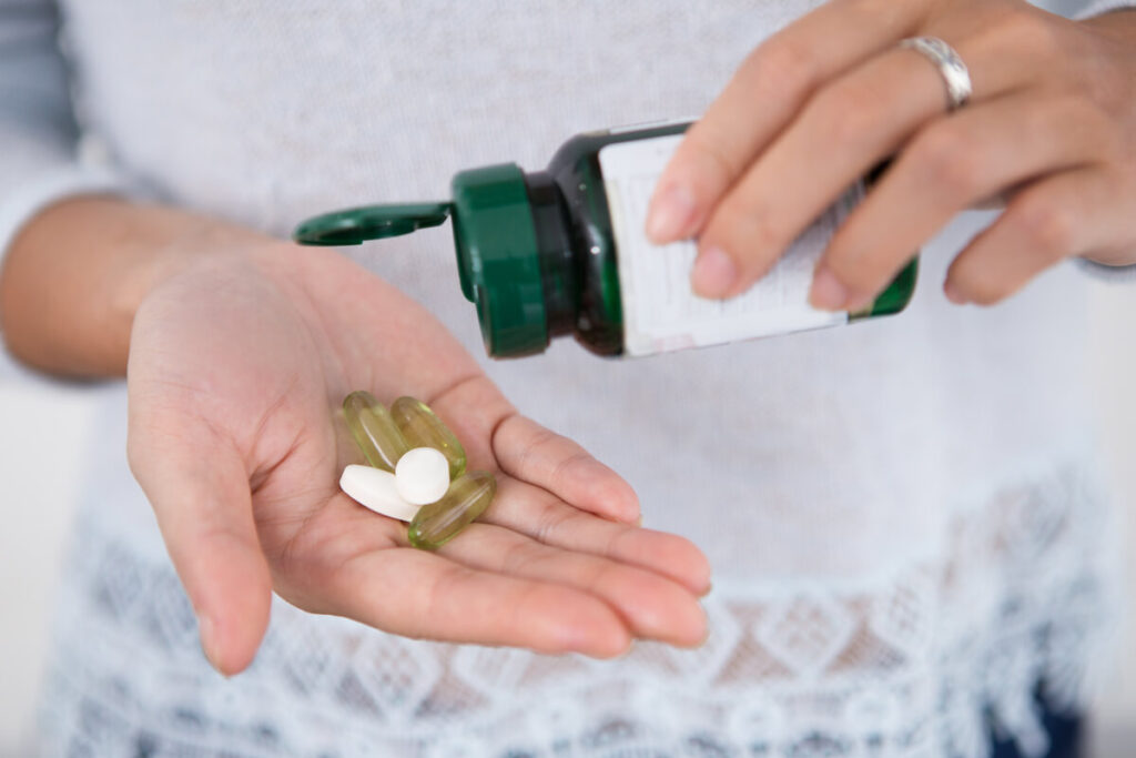 Troubles urinaires : symptômes courants et solutions sans ordonnance 3 Boîtes de compléments alimentaires à base de canneberge et de D-mannose vendus sans ordonnance.