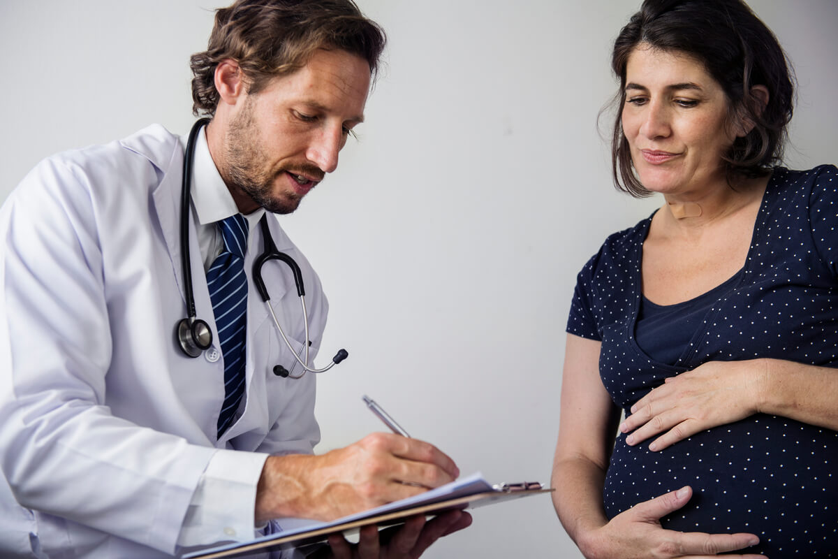 Consultation médicale d'une femme enceinte avec son médecin pour un suivi de grossesse.