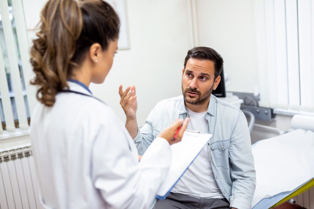 Médecin et patient échangeant sur les étapes d'un sevrage d'antidépresseur réussi.