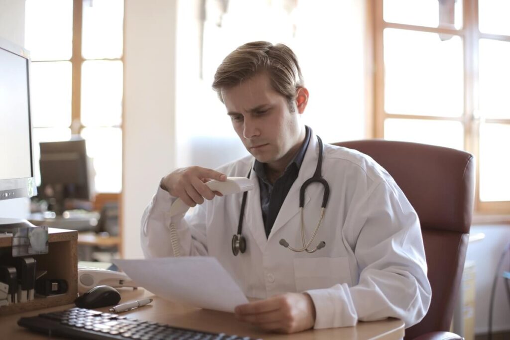 Médecin de garde rédigeant une ordonnance d'imagerie médicale lors d'une urgence.