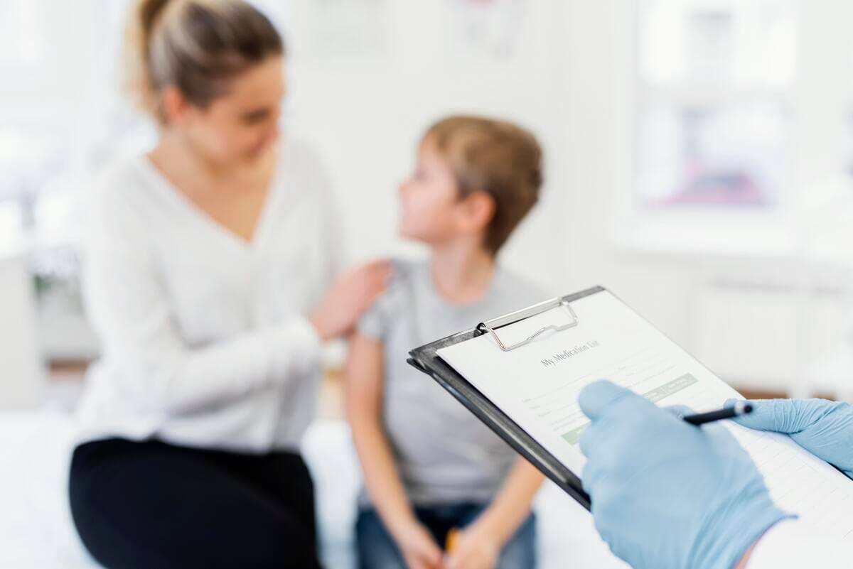 Médecin pédiatre complétant le certificat médical pour le renouvellement de l'AJPP.