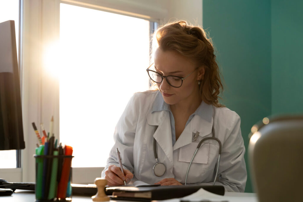 Le CAFERUIS est-il difficile ? Exigences, réussir et conseils 2 Un stagiaire en formation de cadre médico-social travaillant sur son dossier d'expertise.