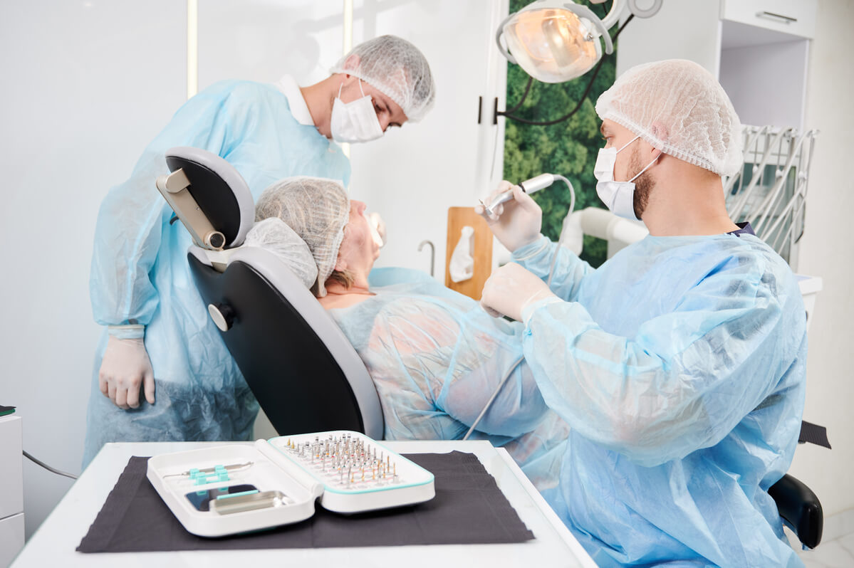 Chirurgie ou soin dentaire réalisé par un chirurgien-dentiste en cabinet.