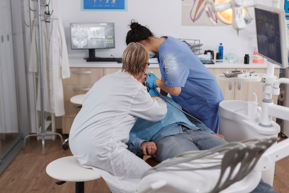 Un chirurgien-dentiste effectue un examen dentaire régulier pour la prévention.