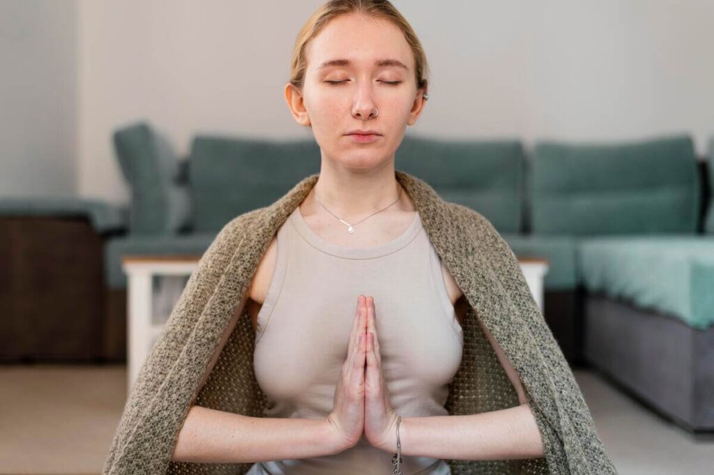 Herpès et signification spirituelle : symbolique, émotions et décodage 4 Personne pratiquant la méditation pour libérer la colère refoulée et apaiser les tensions internes.