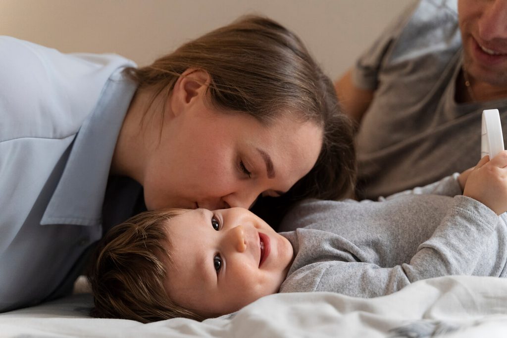 Mon fils de 2 ans se réveille toujours en pleurant : causes, terreurs et solutions 3 Maman réconfortant tendrement son fils de 2 ans pour l'apaiser après un réveil difficile.