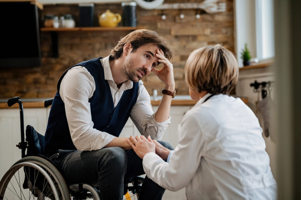 Harcèlement sur personne handicapée : peines de prison, amendes et démarches 2 Victime de harcèlement en situation de handicap déposant plainte au commissariat avec un avocat.