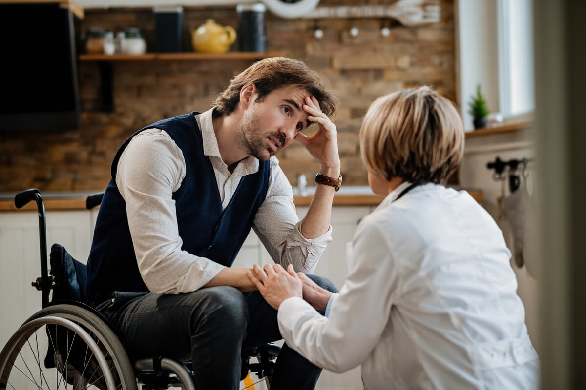 Victime de harcèlement en situation de handicap déposant plainte au commissariat avec un avocat.