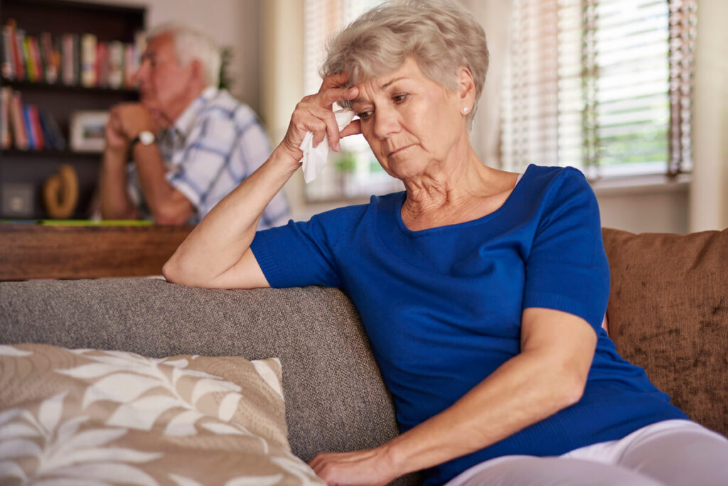 Maladie d'Alzheimer : comment reconnaître les premiers signes et réagir tôt ? 2 Une personne âgée pensive illustrant le repérage des premiers signes de la maladie d'Alzheimer.