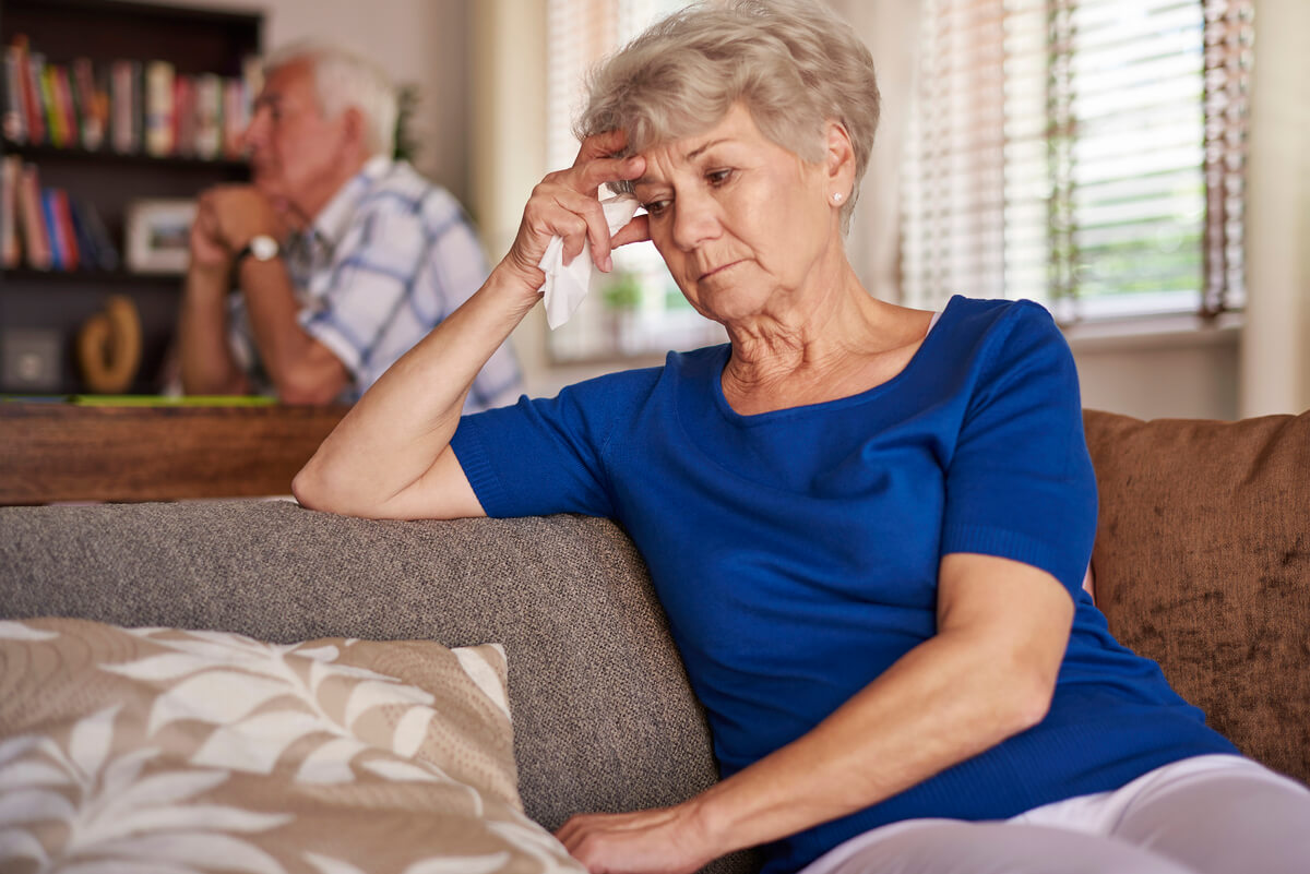 Une personne âgée pensive illustrant le repérage des premiers signes de la maladie d'Alzheimer.