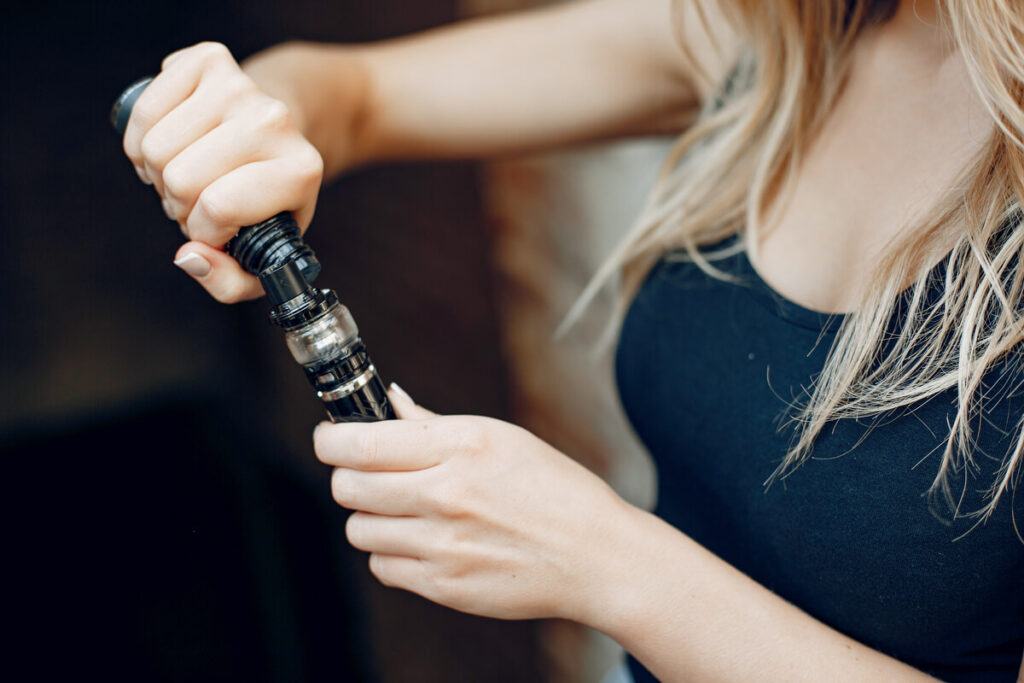 Quel e-liquide choisir pour retrouver le goût du tabac en vapotant 3 Remplissage du clearomiseur d'une cigarette électronique avec un e-liquide au goût tabac.