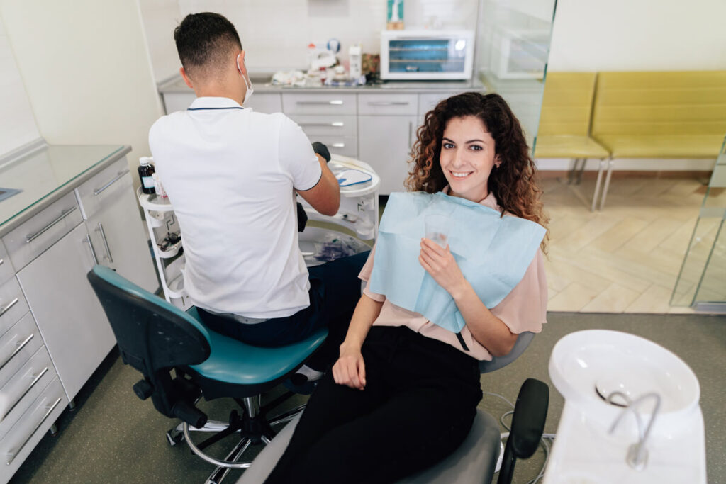 Pourquoi un suivi dentaire régulier ne doit jamais être négligé 4 Un patient affiche un sourire sain grâce à un suivi dentaire régulier.