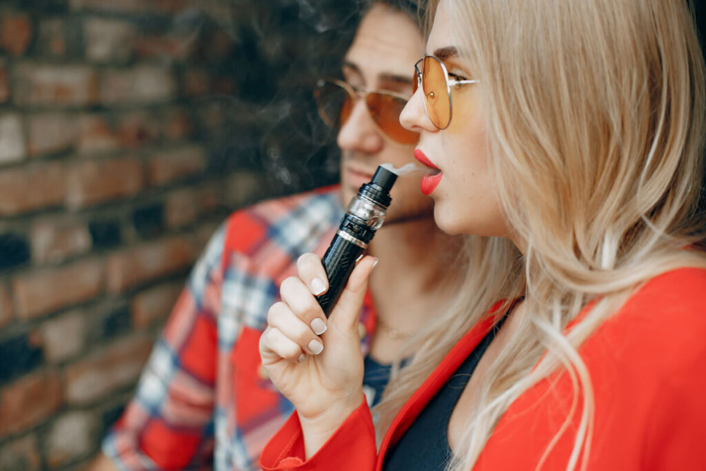 Quel e-liquide choisir pour retrouver le goût du tabac en vapotant 2 Vapoteur utilisant une cigarette électronique pour retrouver les sensations du tabac lors de son sevrage.