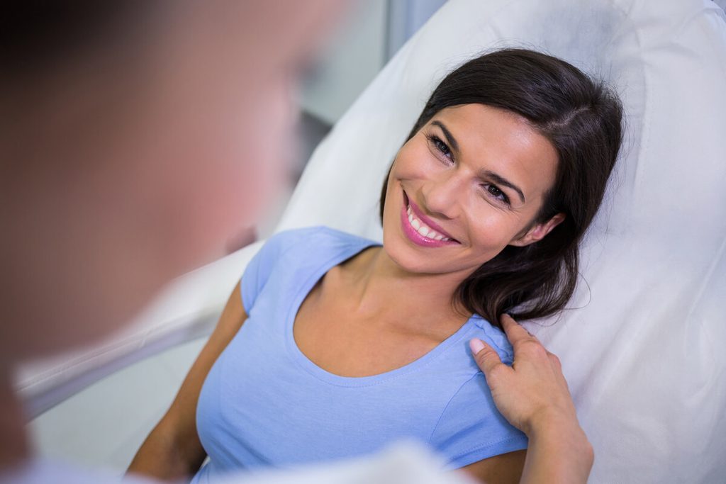 Patiente sereine illustrant le confort corporel et le regain de confiance après une intervention intime.