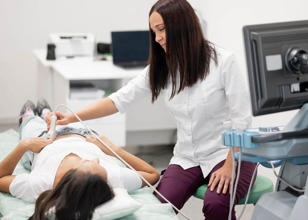RAI positive, que faire ? Définition et risques 3 Gynécologue obstétricien réalisant une échographie de surveillance fœtale en cas d'incompatibilité sanguine.