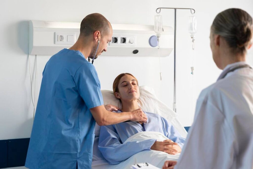Mal de gorge après intubation : combien de temps ça dure 2 Patient en salle de réveil portant la main à sa gorge irritée après une anesthésie générale.