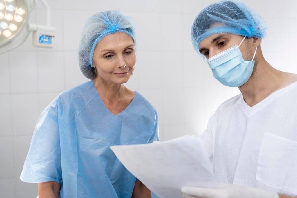 Chirurgien plasticien échangeant avec une patiente lors d'une consultation dédiée à la chirurgie intime.