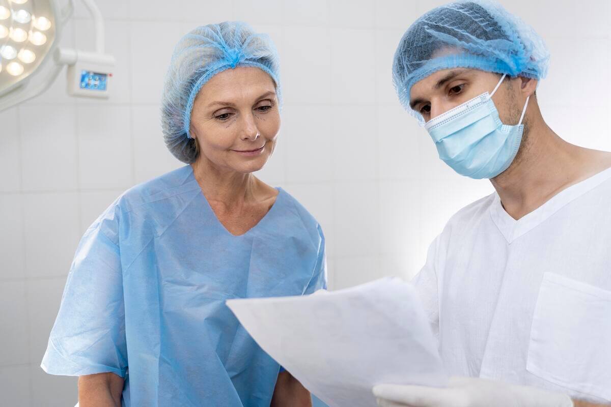 Chirurgien plasticien échangeant avec une patiente lors d'une consultation dédiée à la chirurgie intime.