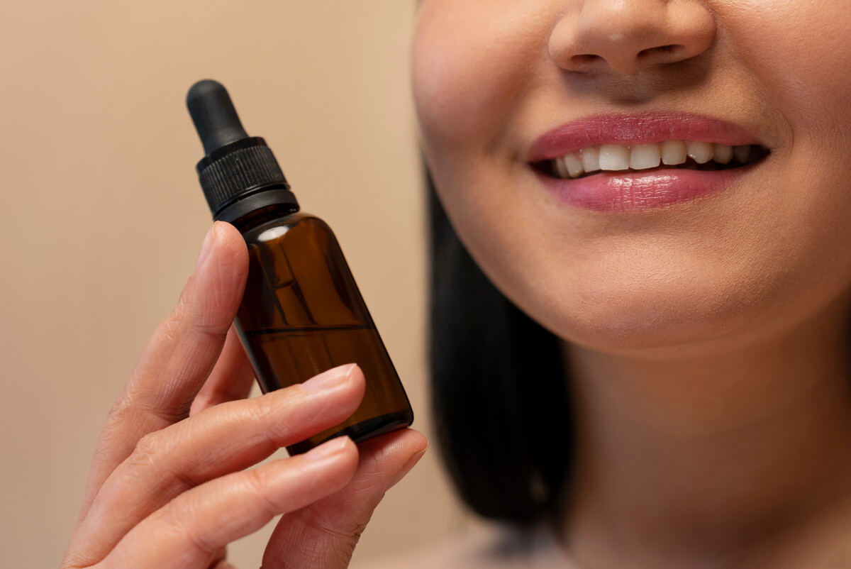 Flacon d'huile de CBD bio étiqueté avec pipette compte-gouttes vendu sur une boutique en ligne française.