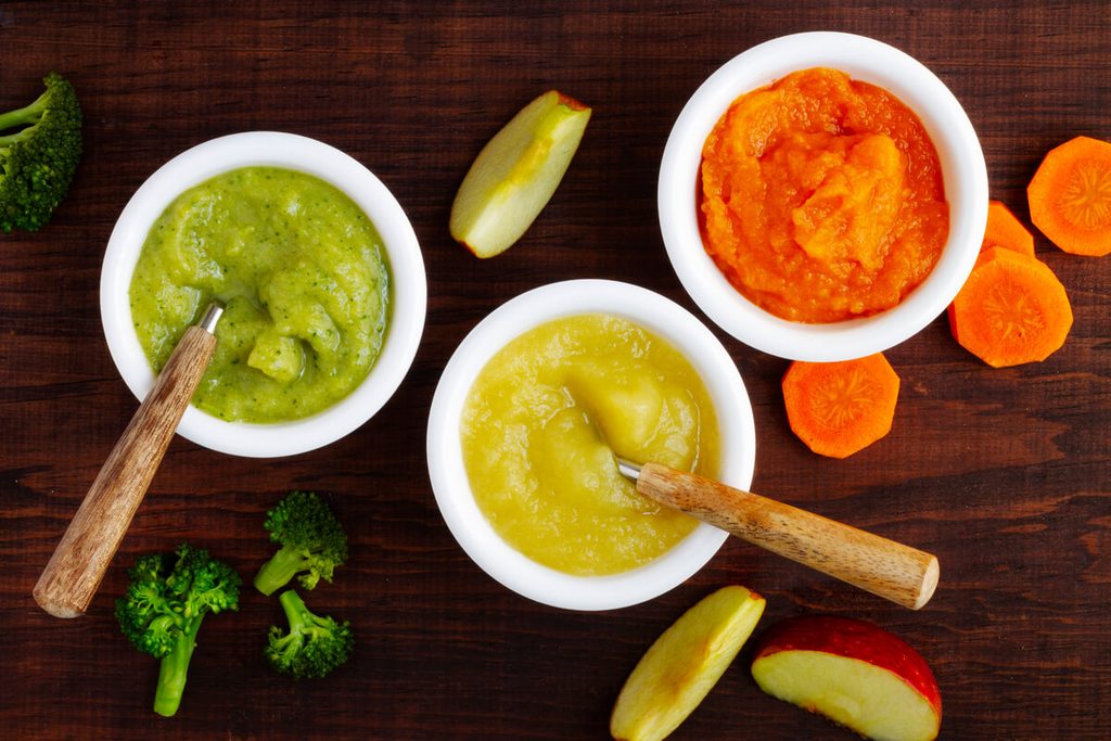 Bébé mange mais ne grossit pas : les repères normaux et quand consulter 3 Assiette de purée de légumes enrichie en matières grasses saines pour la diversification alimentaire.