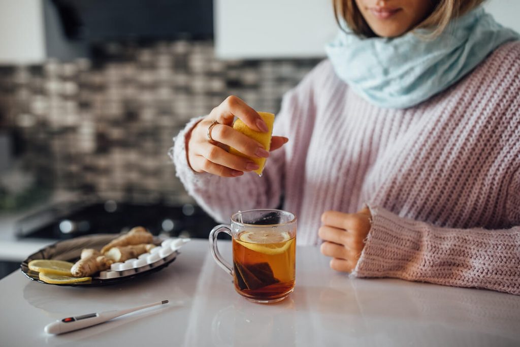 Mal de gorge après intubation : combien de temps ça dure 3 Tasse d'infusion tiède au miel préparée pour apaiser les cordes vocales et le larynx irrités.