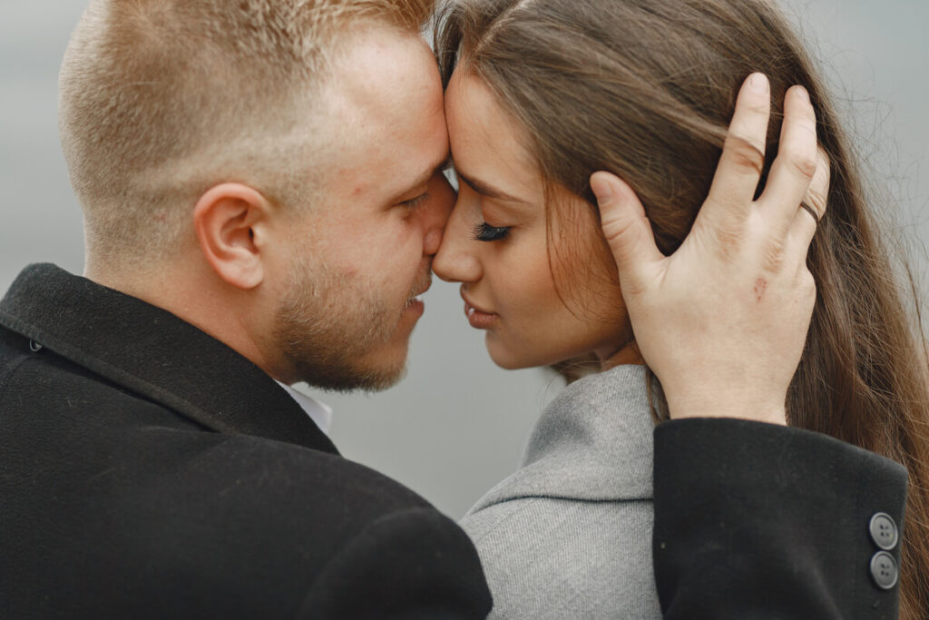 Couple s'embrassant avec tendresse, illustrant les questions sur la transmission du HPV par la salive et la bouche.