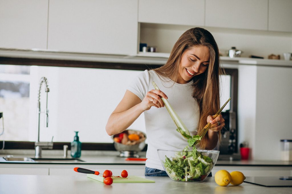 Pourquoi est-il si difficile de conserver une perte de poids ? Le rôle des habitudes alimentaires et du mode de vie 3 Assiette colorée composée de légumes, féculents complets et protéines maigres illustrant de nouvelles habitudes alimentaires.