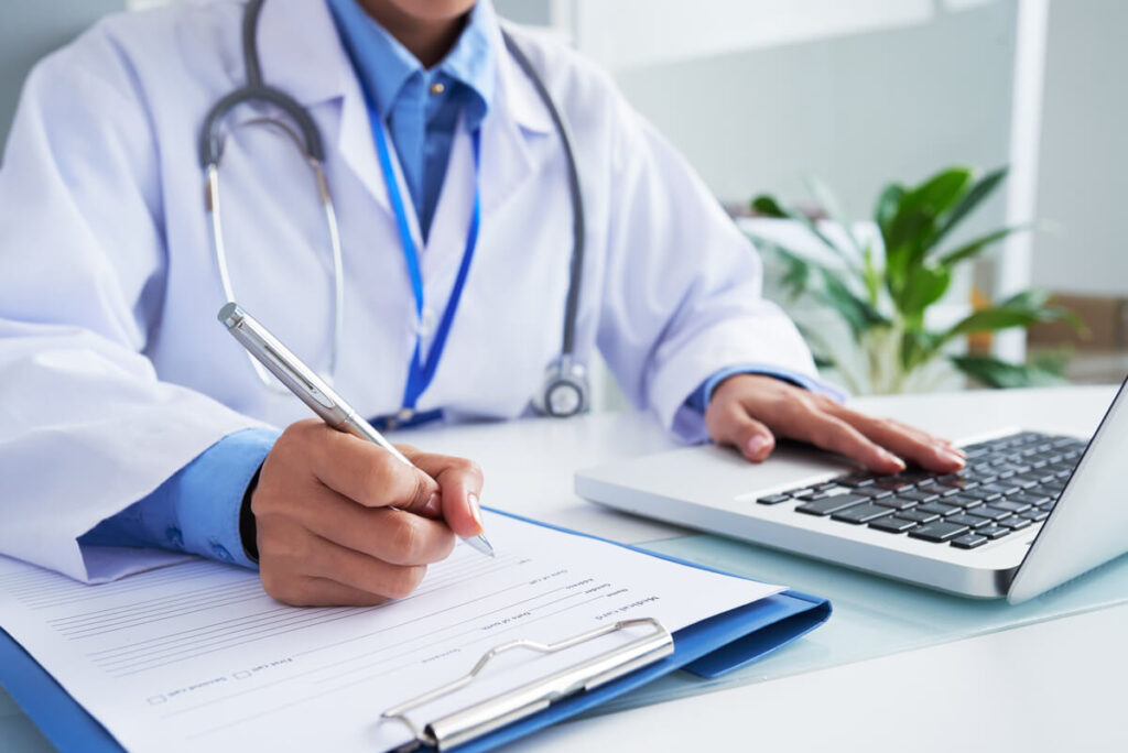 Médecin pédiatre complétant le certificat médical détaillé pour le renouvellement exceptionnel de l'AJPP.