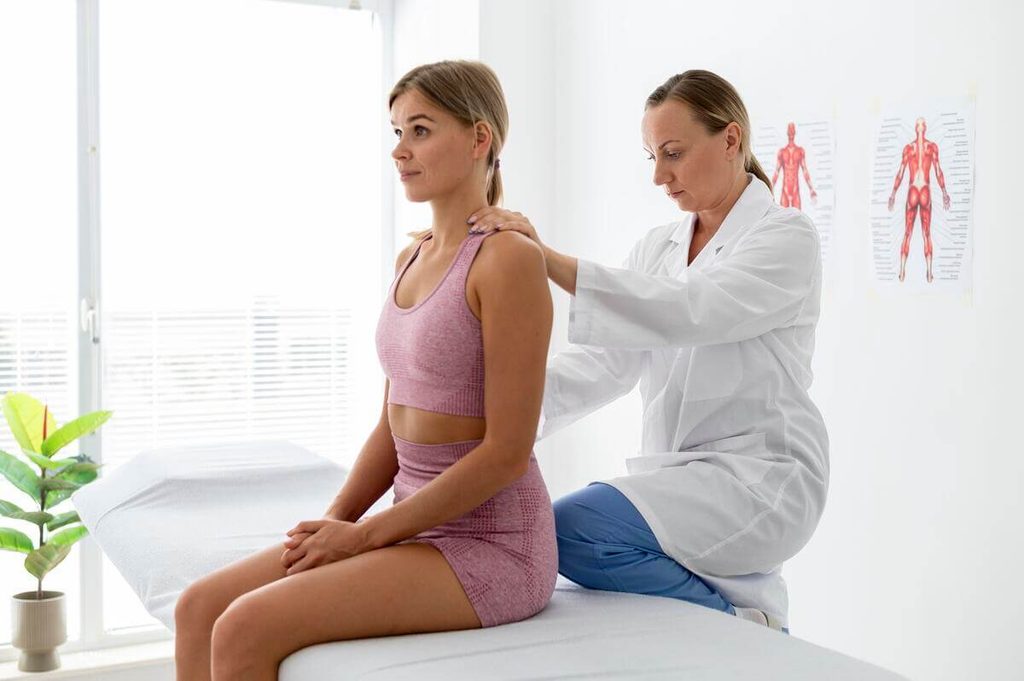 J'ai guéri de la névralgie pudendale : témoignages, traitements et rémission 3 Praticien en kinésithérapie pelvienne expliquant l'anatomie du nerf pudendal sur un modèle de bassin.