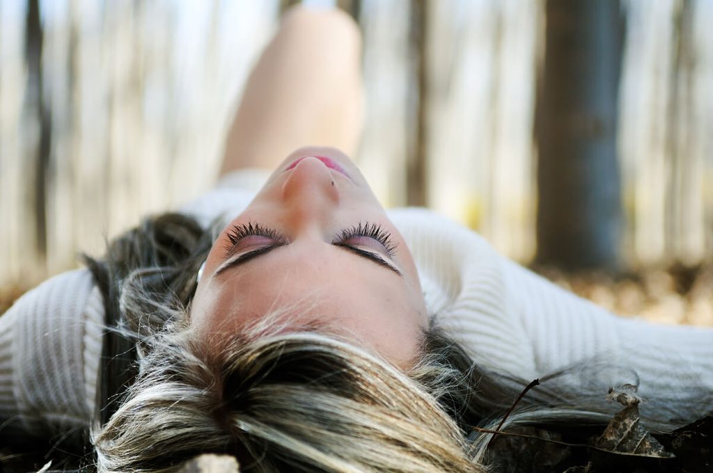 Pratique de respiration profonde les yeux fermés pour libérer les tensions émotionnelles.