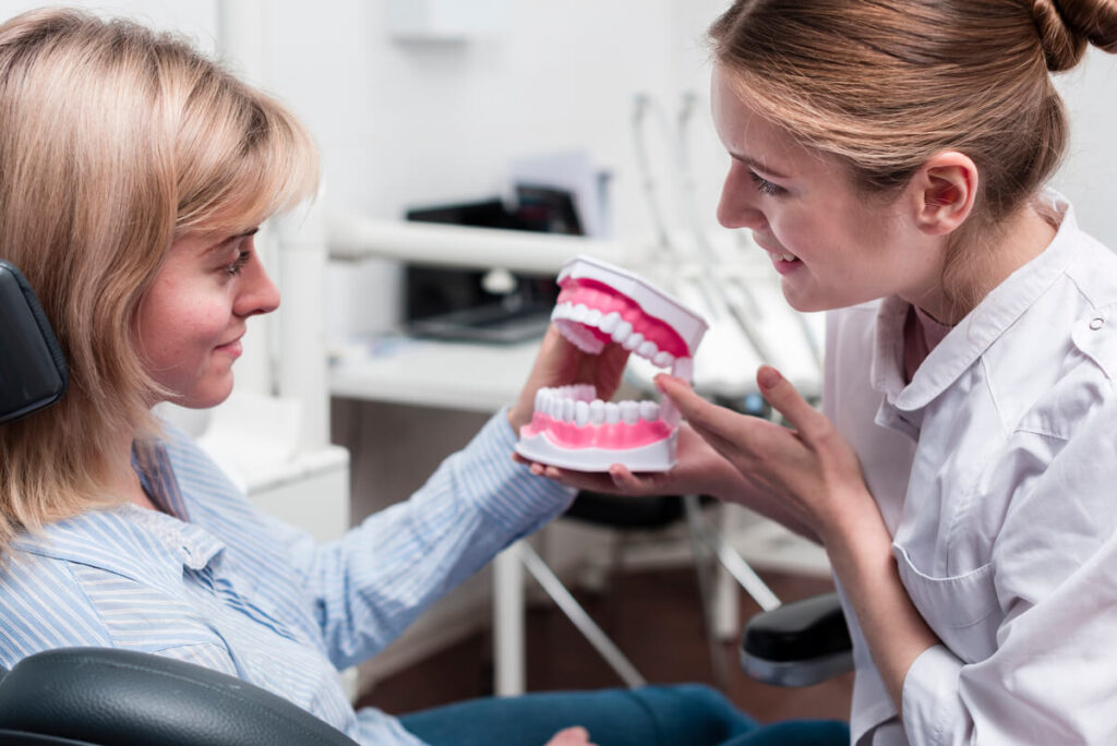 Prothèse dentaire complète vissée sur implants pour remplacer un appareil amovible instable.