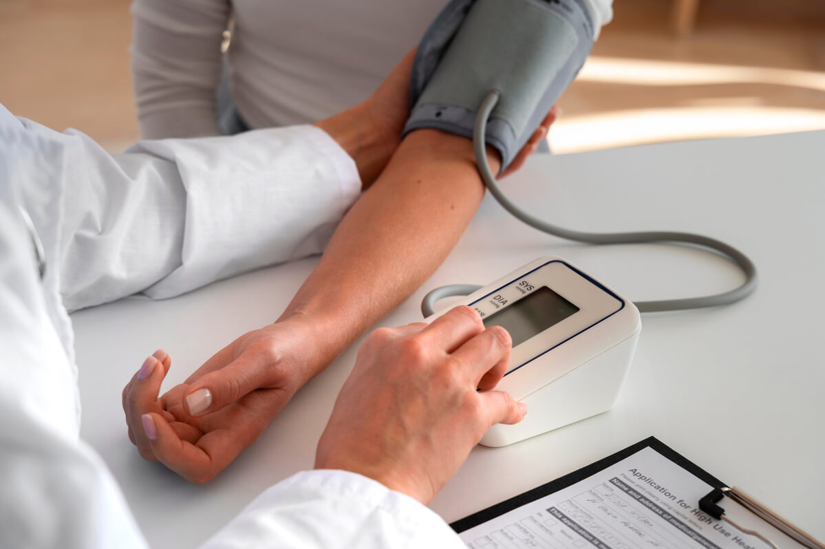 Mesure de la pression artérielle avec un tensiomètre de bras après un oubli ou un surdosage de médicament.