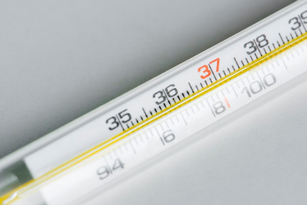 Bébé a le visage froid la nuit : est-ce grave, température et conseils 3 Thermomètre d'ambiance posé près du berceau affichant dix-neuf degrés Celsius.